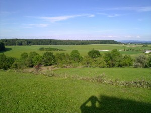 Aussicht von der Grillhütte aus, Blick auf ein Dorf in der Ferne.