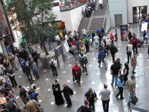 Blick von oben auf den Foyer-Bereich, wo auch viele Aliens zu sehen sind.