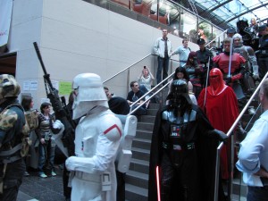 Storm Troopers und Darth Vader kommen die Treppe zum Foyer runter