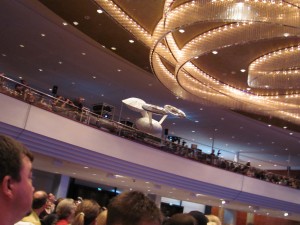 Ferngesteuertes Raumschiff fliegt im Hauptsaal