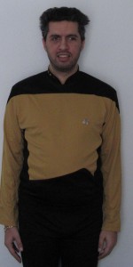 Ich in einer goldenen TNG-Uniform, wie sie von Wissenschaft und Technik getragen wird.