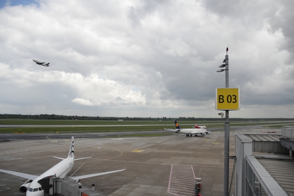 Startendes Flugzeug bei bedecktem Himmel